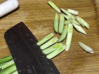 5、豆豉回锅肉,刀倾斜45角向前推切