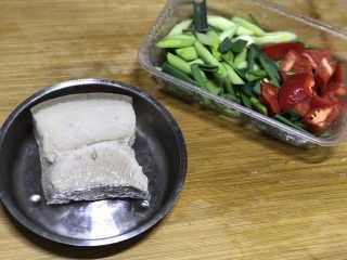 6、豆豉回锅肉,把红椒也切斜刀