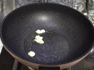 11、豆豉回锅肉,锅中坐油放几片蒜片爆香