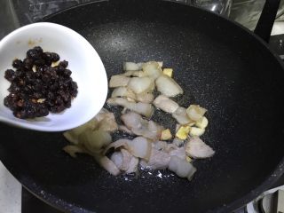 13、豆豉回锅肉,加入豆豉翻炒均匀