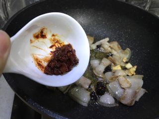 14、豆豉回锅肉,再加入郫县豆瓣酱炒匀