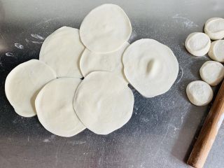 10、生煎—素馅,擀成中间稍厚边缘薄的皮