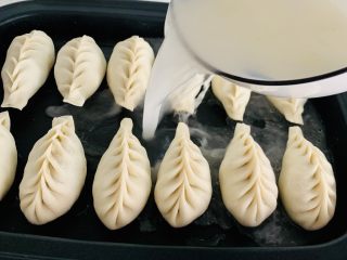 12、生煎—素馅,加入淀粉水 至莫过生煎包一半的位置 大火烧开 转中火 5分钟 在大火收汁