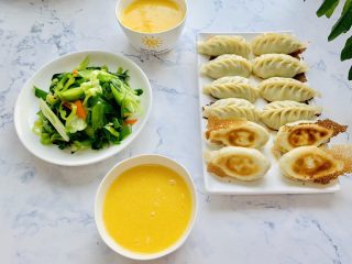 16、生煎—素馅,早餐非常快手。可以利用晚上 把馅料、面团准备好 冰箱冷藏 早上包、煎30分钟就OK????