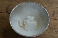 3、碳烧腰果巧克力饼干,筛入糖粉