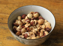 1、榛果巧克力蛋糕,榛子是炒好的，去壳后的榛果仁100克，搓去皮，有些不好去皮的也无没关系