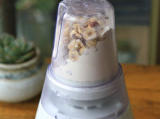 2、榛果巧克力蛋糕,榛果仁、低筋面粉一起打磨成粉末，黄油室温软化