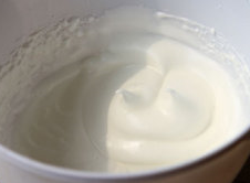 3、榛果巧克力蛋糕,鸡蛋的蛋白和蛋清分开，蛋黄待用，蛋清分次加入35克的糖，打分成湿性发泡