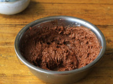 8、榛果巧克力蛋糕,再加入剩下的一半榛果面粉并用打蛋器搅拌均匀。再加入一颗蛋黄，用打蛋器搅拌均匀