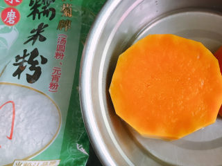 1、南瓜芝麻饼,准备好糯米饭和老南瓜