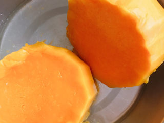 2、南瓜芝麻饼,老南瓜用高压锅压熟