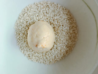 7、南瓜芝麻饼,取汤圆大小的糯米团揉圆，沾上白芝麻后压成小圆饼