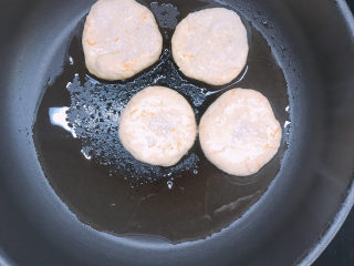 8、南瓜芝麻饼,锅中放油，放入做好的糯米饼