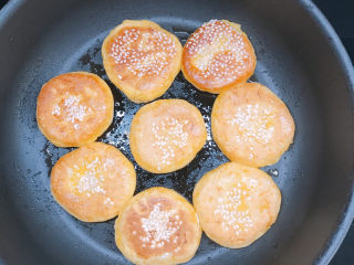 12、南瓜芝麻饼,煎至两面金黄即可。