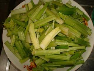 1、芹菜炒木耳,芹菜去叶，洗净切段。