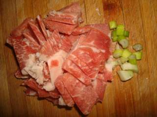 2、芹菜炒木耳,肉切丝，葱切粒 