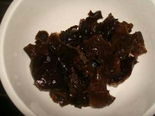 3、芹菜炒木耳,木耳泡发洗净，撕成小朵。