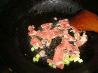 4、芹菜炒木耳,锅里油热后放肉和葱爆锅。