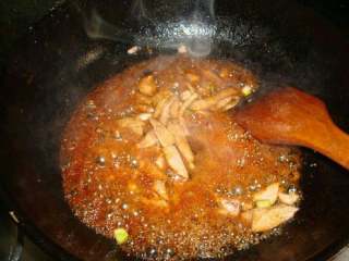 5、芹菜炒木耳,加适量味极鲜炒香。