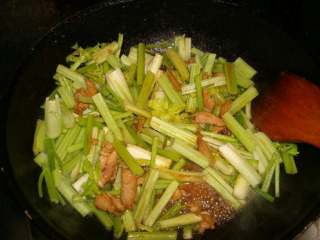 6、芹菜炒木耳,放芹菜翻炒，加适量盐调味