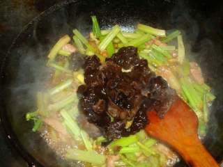 7、芹菜炒木耳,放木耳翻炒。