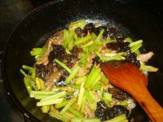 8、芹菜炒木耳,加适量鸡精，翻匀后即可出锅。