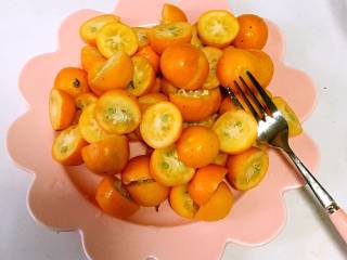 2、止咳金金桔酱,用牙签或小叉子将金桔籽剔除。