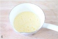 4、抹茶冰激凌,蛋奶液放到小火上加热,刚热就可以离火,不要煮沸。