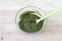 5、抹茶冰激凌,倒一点蛋奶液到抹茶分里,搅拌均匀成抹茶糊。