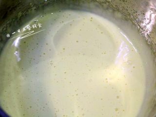 2、蛋黄溶豆,边缘记得刮进去~~~