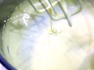 3、蛋黄溶豆,打发到发白