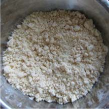 1、京式提浆五仁月饼,香油倒进面粉中，搓揉均匀成粗粉状