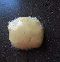 2、京式提浆五仁月饼,加入枫糖浆（或其他糖浆），和成均匀的面团，包上保鲜膜静置30分钟