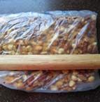 7、京式提浆五仁月饼,花生去红衣，杏仁、核桃尽量去皮，放入保鲜袋，用擀面杖压碎