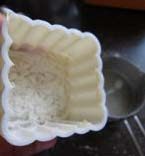 15、京式提浆五仁月饼,月饼模中撒上面粉，均匀转一圈后，将多余的面粉磕出来