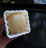 16、京式提浆五仁月饼,放入月饼胚（如果怕粘也可以在月饼胚上也滚上一层面粉）