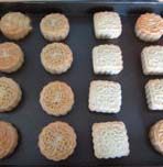 19、京式提浆五仁月饼,烤箱预热180度，烤25到30分钟，出炉后充分冷却，放进密封容器保存，2、3天后回油即可