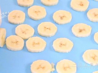 2、奶酪香蕉片,香蕉切2mm片。
