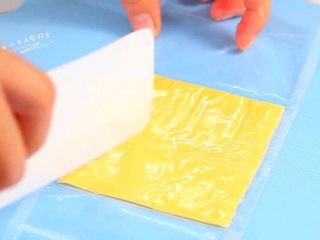 3、奶酪香蕉片,奶酪切一个个小丁。