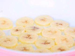 4、奶酪香蕉片,锅中放入黄油，小火融化，香蕉片放入锅中。