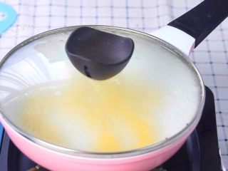 6、奶酪香蕉片,稍微加热1,2分钟奶酪融化即可。