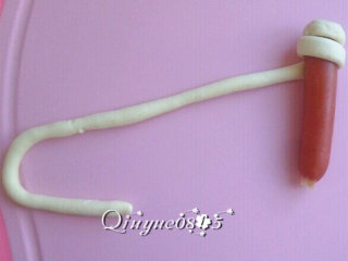 5、地方菜　烤肠馒头,把长条面转圈缠绕到烤肠上