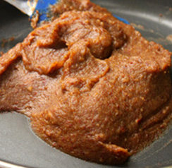 1、枣香磅蛋糕,红枣泡水几小时后剪去去核，然后加适量水煮软。捞出的红枣放入料理机搅拌机打到成细滑的枣泥，若水分多，枣泥太稀，可入锅炒至浓稠的泥状，最好用不粘锅，如枣泥搅打好时候本来就非常浓稠，也可以省略炒制一步骤，不过超过的枣泥会香一点，炒的时候加点糖和油会耐放一点，不过热量也会高一点，我的什么都没加！多做的可以放冰箱冷藏呢