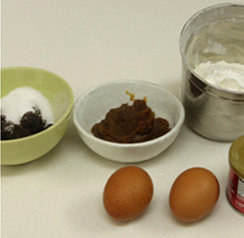 2、枣香磅蛋糕,做好枣泥以后，准备好其他的材料，黄油提前取出来室温软化，这种天气其实1个小时左右就能软化好了