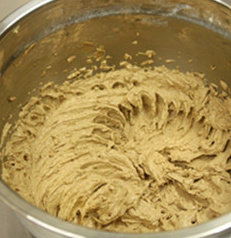 3、枣香磅蛋糕,软化的黄油稍微搅拌几圈，加入红糖后用搅拌机中高速搅拌5分钟左右，时间只是一个参考价值，看见糖融化，黄油充分膨胀就可以进入下一步