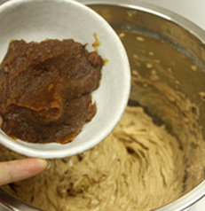 5、枣香磅蛋糕,加入枣泥，继续搅打均匀