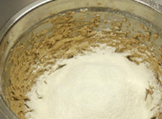 6、枣香磅蛋糕,筛入低粉和混合好的无铝泡打粉，切拌均匀