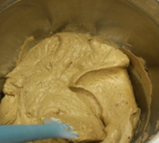 7、枣香磅蛋糕,倒入模具，放入预热好的烤箱，170度烤25分钟取出来在中间划一刀继续回炉，160度烤40分钟即可