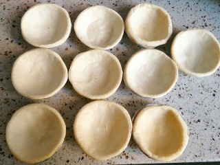 1、葡式蛋挞,蛋挞皮冷冻的需要提前取出解冻