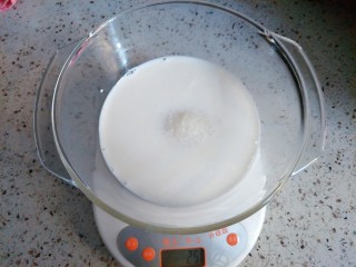 3、葡式蛋挞,加入白砂糖，最好选择细的那种